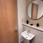 Convenient 1-bed In City-centre 게스트하우스 4*