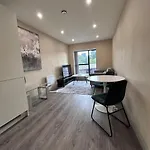 Convenient 1-bed In City-centre 게스트하우스 4*